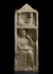 Estela do túmulo do calcário, relevo de um banqueiro barbudo com assistente do menino e uma mulher sentada, c.325-30 BC (pedra calcária)